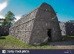 straw-covered-long-house-at-aboriginal-village-of-the-huron-jesuits-B5GEAD